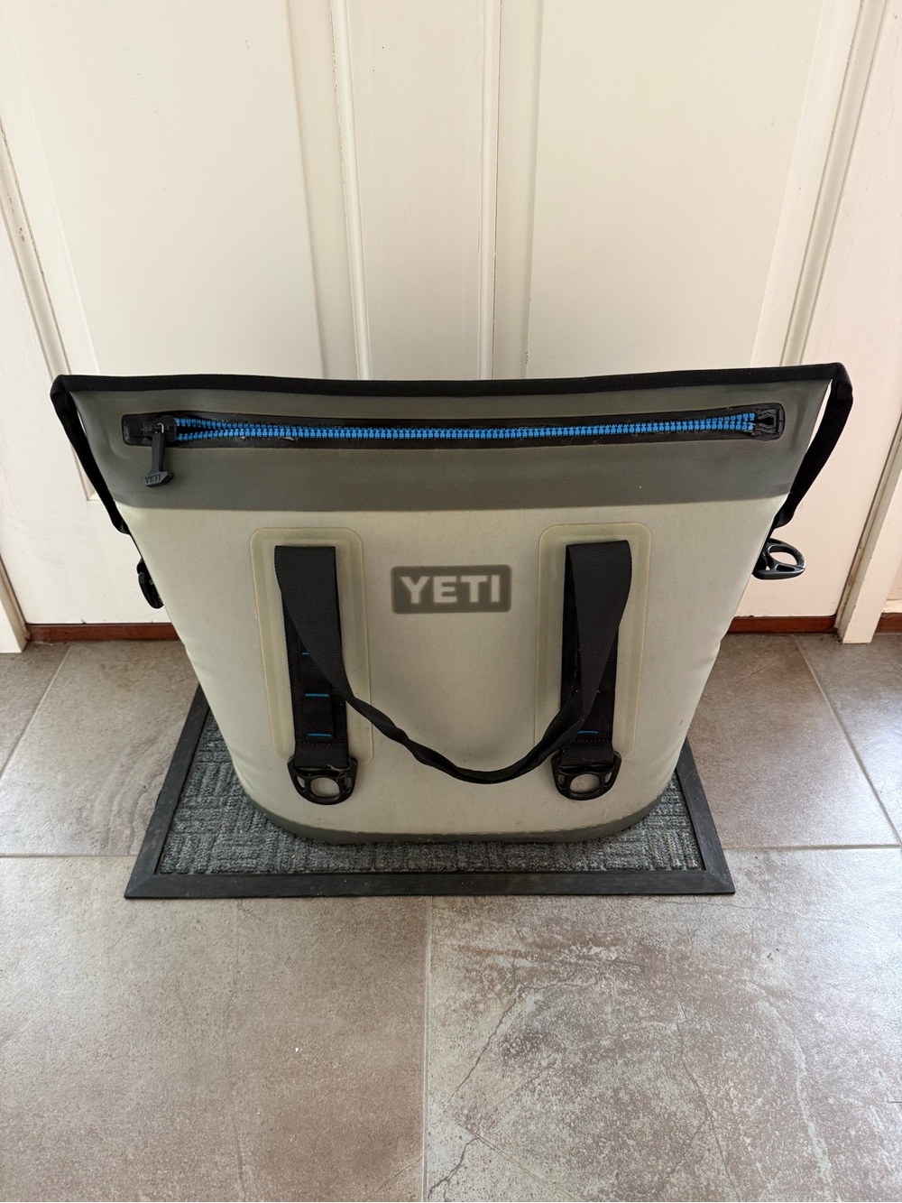 Yeti Hopper Two 30 Fog Gray Duffel Cooler Tote with Blue Zipper